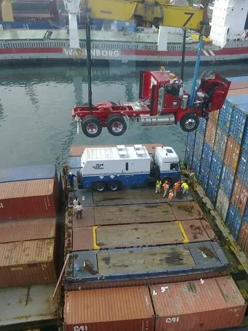 Maniobra real de estiba de contenedores sobre tractocamión